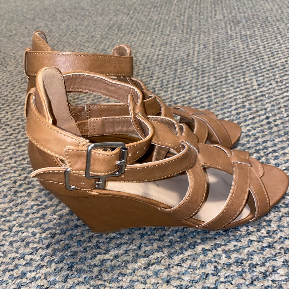 Tan heels - Picture 2 of 4